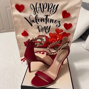 BRAND NEW - BCB Generation JADIA 4" Heel with Gold Chain